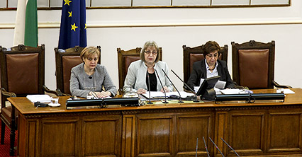 Парламентът прие единодушно Декларация по повод 70-годишнината от спасяването на българските евреи и почитане на паметта на жертвите на Холокоста Парламентът прие единодушно Декларация по повод 70-годишнината от спасяването на българските евреи и почитане на паметта на жертвите на Холокоста